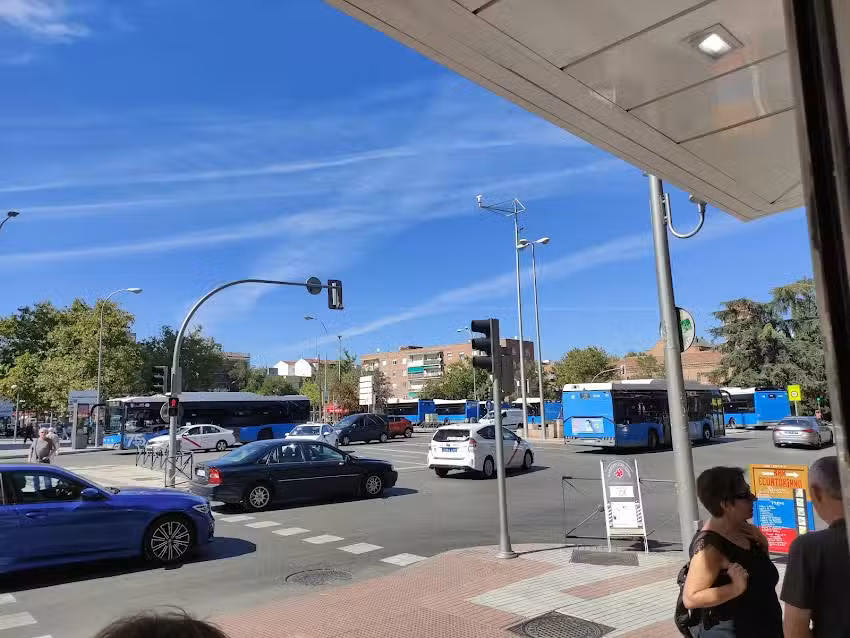 Estaci&oacute;n de Metro de Ciudad Lineal, salida Calle Hermanos Garc&iacute;a Noblejas (junto al centro comercial)