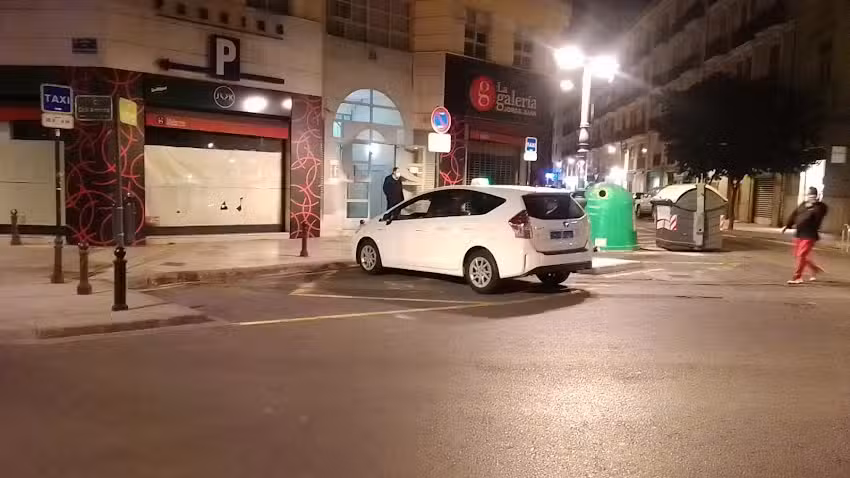 Parada de Taxis NOCTURNA Mercado Col&oacute;n