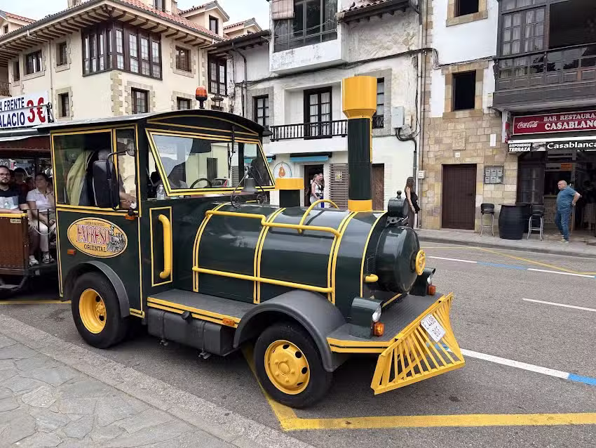 Tren tur&iacute;stico de Comillas